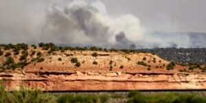 Drie brandweerlieden gedood in Colorado toen bosbranden, aangewakkerd door hitte en wind, door het Westen raasden