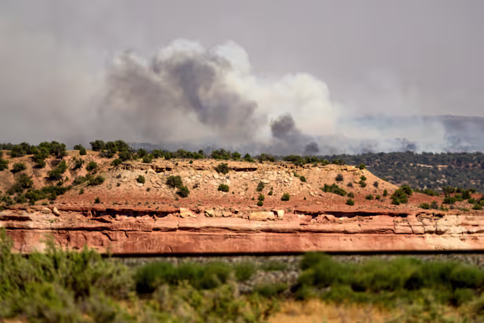 Drie brandweerlieden gedood in Colorado toen bosbranden, aangewakkerd door hitte en wind, door het Westen raasden
