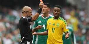 Drie rode kaarten bederven de openingswedstrijd van het WK tussen Mexico en Zuid-Afrika