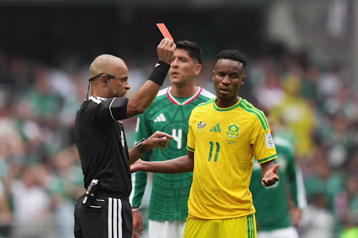 Drie rode kaarten bederven de openingswedstrijd van het WK tussen Mexico en Zuid-Afrika