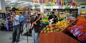 Een Latino-supermarkt in Delaware verandert de gang met producten in een muziekpodium