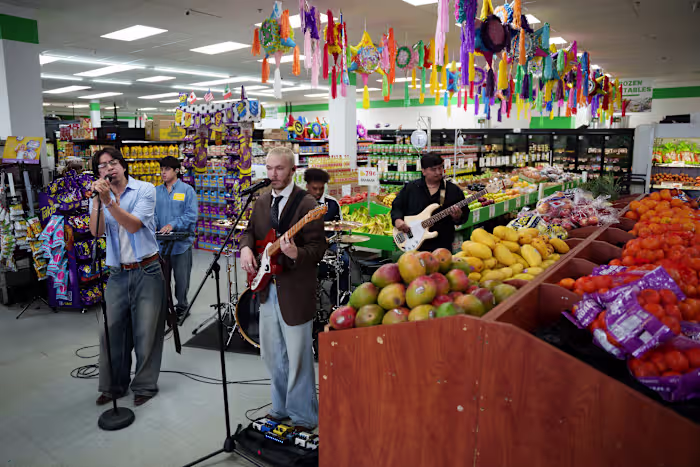Een Latino-supermarkt in Delaware verandert de gang met producten in een muziekpodium