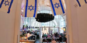 Een café in Wenen heet Israëlische supporters welkom terwijl de spanningen op het Eurovisie Songfestival toenemen