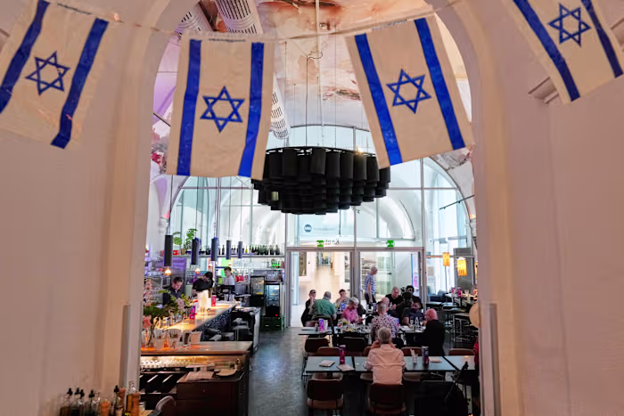 Een café in Wenen heet Israëlische supporters welkom terwijl de spanningen op het Eurovisie Songfestival toenemen