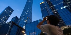 Een klein vliegtuig is neergestort in een hoogbouwgebouw in Peking, waarbij de piloot om het leven kwam en dertien gewond raakten