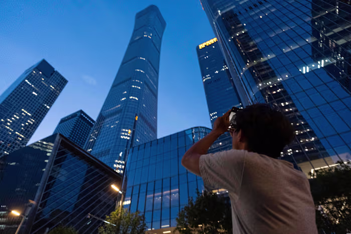 Een klein vliegtuig is neergestort in een hoogbouwgebouw in Peking, waarbij de piloot om het leven kwam en dertien gewond raakten