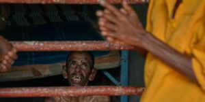 Een verpleeghuismedewerker in Sri Lanka zegt dat een ‘geketende’ patiënt een van de dertien slachtoffers van brand was