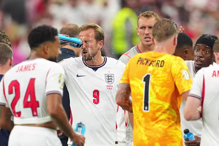 FIFA-hydratatiepauzes hebben geleid tot kritiek van verschillende groepen. Maar wat doen ze eigenlijk?