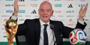 FIFA’s Infantino verdedigt de ticketprijzen voor het WK en zegt dat fans ‘moeten chillen’ omdat de scheidsrechter de toegang tot de VS heeft geweigerd