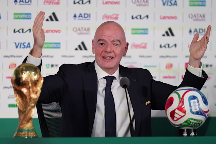 FIFA's Infantino verdedigt de ticketprijzen voor het WK en zegt dat fans 'moeten chillen' omdat de scheidsrechter de toegang tot de VS heeft geweigerd