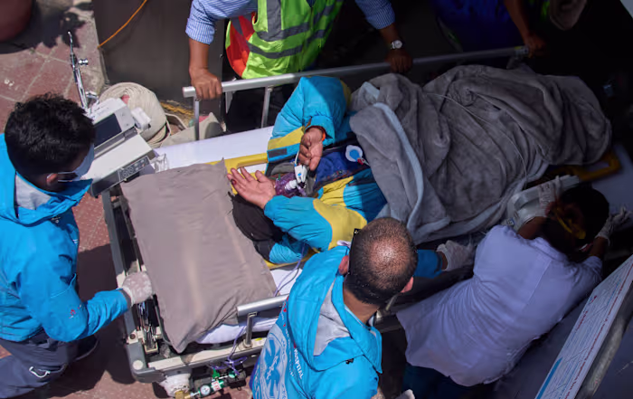 Familie vraagt ​​zich af reddingspogingen voor Sherpa-gids levend teruggevonden op de Everest