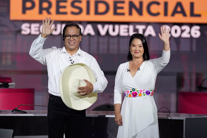Fujimori en de nationalist Sánchez waren vrijwel gelijk, terwijl het tellen van de stemmen in Peru doorgaat