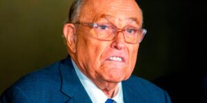 Giuliani keert terug naar zijn show na een ziekenhuisopname met een virale longontsteking
