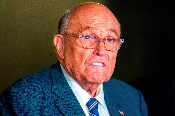 Giuliani keert terug naar zijn show na een ziekenhuisopname met een virale longontsteking