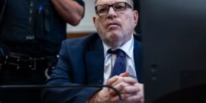 Harvey Weinstein terug in de rechtszaal nadat hij zich ziek voelde terwijl de jury beraadslaagde over zijn nieuw proces tegen verkrachting