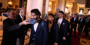 Het Iraanse voetbalteam vertrekt naar het WK, terwijl sommige functionarissen nog steeds wachten op Amerikaanse visa