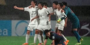 Het Noord-Koreaanse voetbalteam verslaat het Zuid-Koreaanse gastland in een zeldzame wedstrijd tussen verdeelde landen