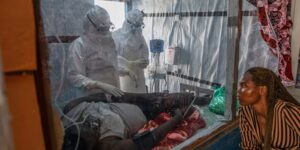 Het aantal gevallen van ebola stijgt in een week tijd met bijna 40%, terwijl het dodental de 200 overschrijdt