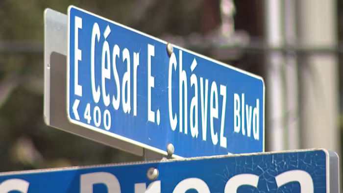 Het hernoemen van César E. Chávez Boulevard zou volgens schattingen van de stad meer dan $ 300.000 kunnen kosten