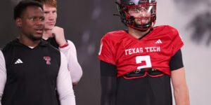 Het kantoor van Paxton dreigt met juridische stappen als Big 12 Texas Tech bestraft voor het spelen van QB die weddenschappen heeft geplaatst