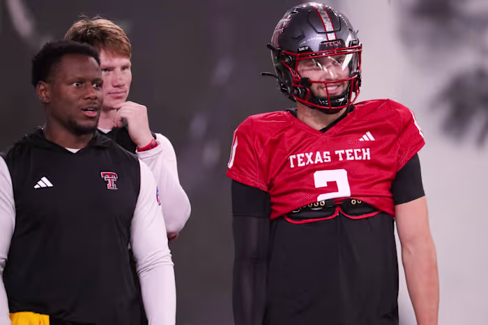Het kantoor van Paxton dreigt met juridische stappen als Big 12 Texas Tech bestraft voor het spelen van QB die weddenschappen heeft geplaatst