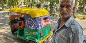 Het portret van Trump raakt het verkeer in New Delhi terwijl de Amerikaanse ambassade ‘Happy Birthday America!’ uitrolt. riksja’s