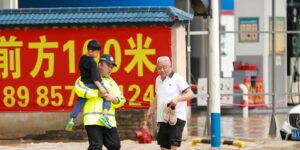 Hevige regen en overstromingen teisteren China, waarbij minstens twaalf doden vallen en massale evacuaties noodzakelijk zijn