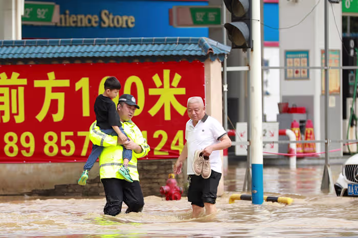 Hevige regen en overstromingen teisteren China, waarbij minstens twaalf doden vallen en massale evacuaties noodzakelijk zijn