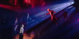 Hoe laat je vampiers moeiteloos over Broadway vliegen? Sterke draden, harnassen en veel oefenen
