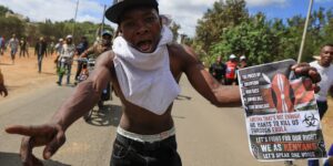 Honderden jongeren protesteren buiten het Keniaanse Ebola-quarantainecentrum voor Amerikaanse burgers