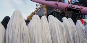 In de Iraanse hoofdstad geven wapendemonstraties in binnen- en buitenland een signaal af dat de oorlogsdreiging blijft bestaan