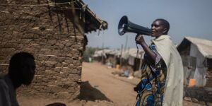 In het ontheemdenkamp in Congo vechten we tegen Ebola met zand, havermout en één thermometer, maar zonder water