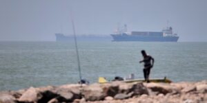 Iraanse drones vallen Bahrein aan en een schip wordt in de zeestraat getroffen na Amerikaanse luchtaanvallen op Iran