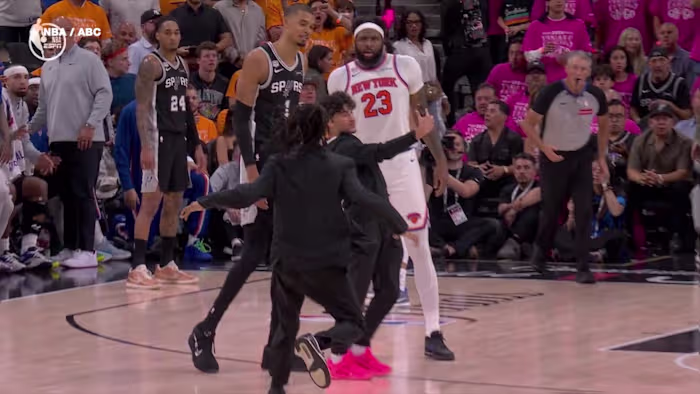 Jongeman gearresteerd en levenslang verbannen uit alle NBA-arena's nadat hij zich in Game 1 van Spurs-Knicks naar de rechtbank haastte