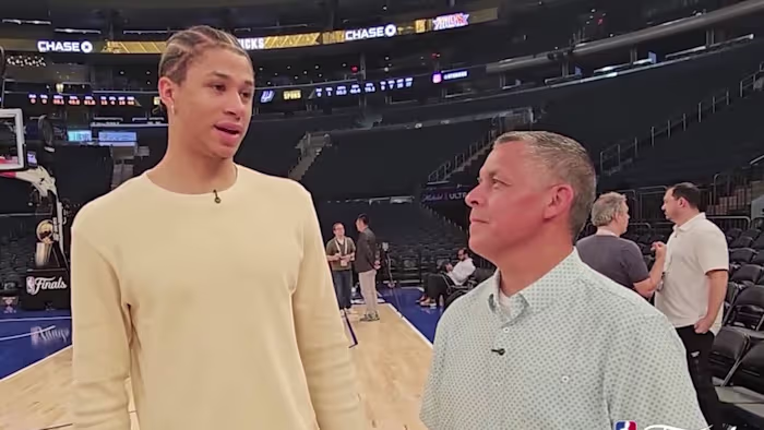 KSAT-crew komt Spurs-spelers tegen in de lift in Madison Square Garden