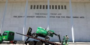 Kennedy Center gaat Trump-referenties verwijderen nadat de rechter zei dat ze illegaal waren toegevoegd