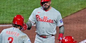 Kyle Schwarber ligt op de verwarming. Dat geldt ook voor de Phillies. Het is geen toeval