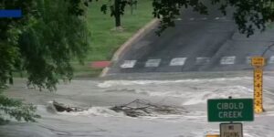 LIVE VERSLAG: Stormen in San Antonio, Hill Country tijdens Flash Flood Warning; Er wordt maandag zware regenval verwacht