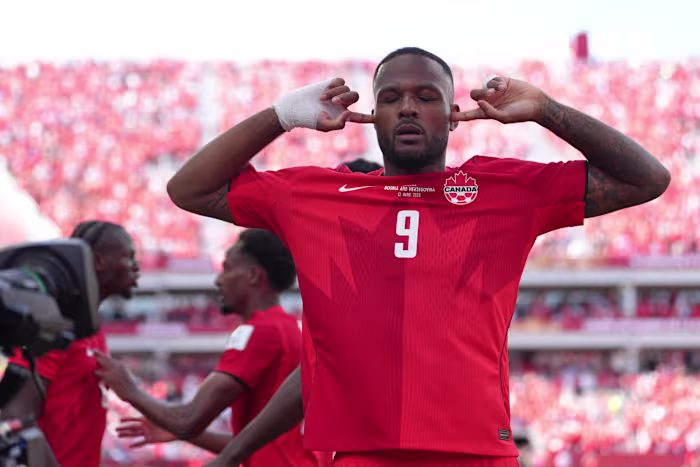 Larin scoort in de 78e minuut en brengt Canada naar een 1-1 gelijkspel tegen Bosnië-Herzegovina in de WK-opener