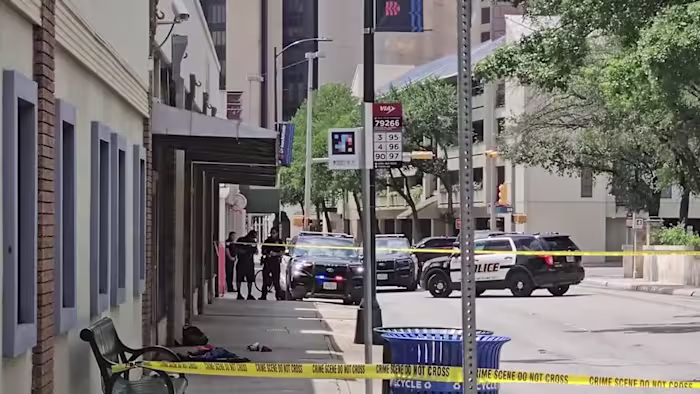Man sterft aan meerdere steekwonden in de binnenstad; Verdachte beschuldigd van moord, zegt de politie van San Antonio