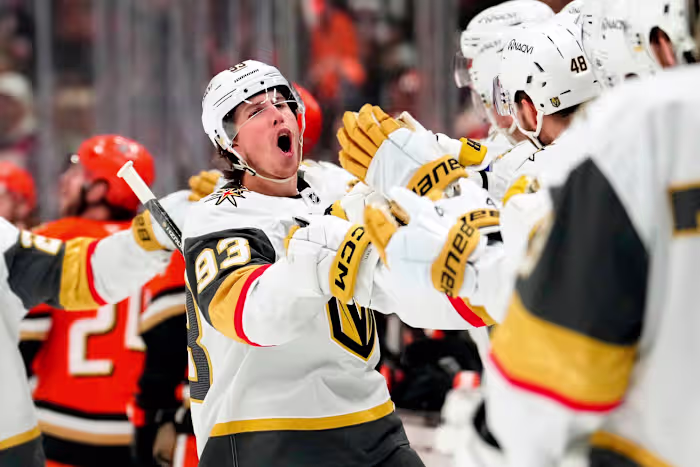 Marner en Dorofeyev stuwen Golden Knights voorbij Ducks met 5-1 in Game 6 clincher, naar conferentiefinale