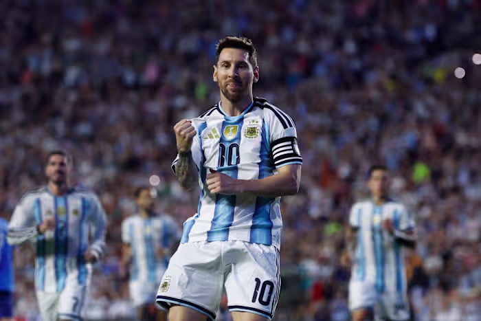 Messi scoort na een strafschop terwijl Argentinië IJsland met 3-0 verslaat in de laatste WK-opstelling
