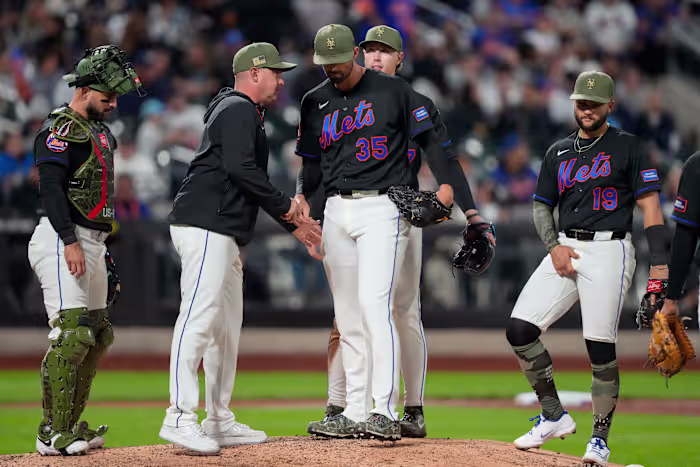 Mets-werper Clay Holmes stond voor onbepaalde tijd buitenspel met een gebroken been nadat hij werd geraakt door line drive