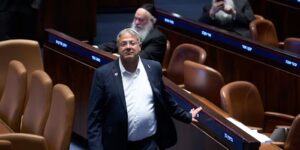 Netanyahu scheldt de Israëlische minister van Veiligheid uit voor het vrijgeven van video’s waarin gedetineerde vlootactivisten worden bespot