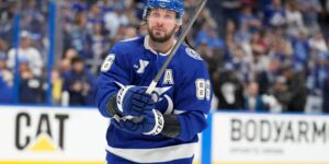 Nikita Kucherov van Lightning wint de Hart Trophy als NHL MVP, zijn tweede eer