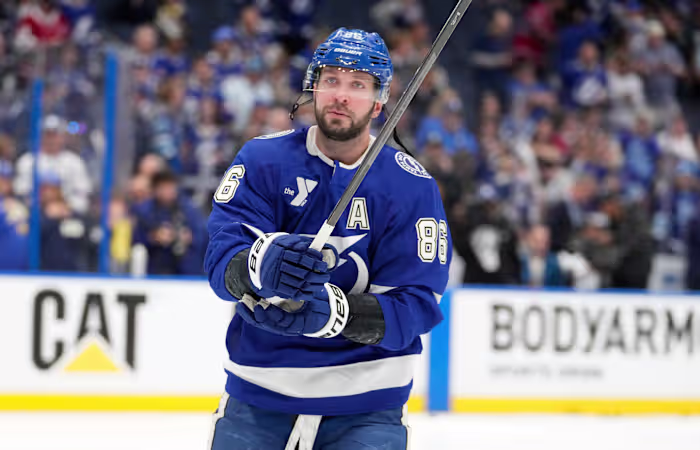 Nikita Kucherov van Lightning wint de Hart Trophy als NHL MVP, zijn tweede eer