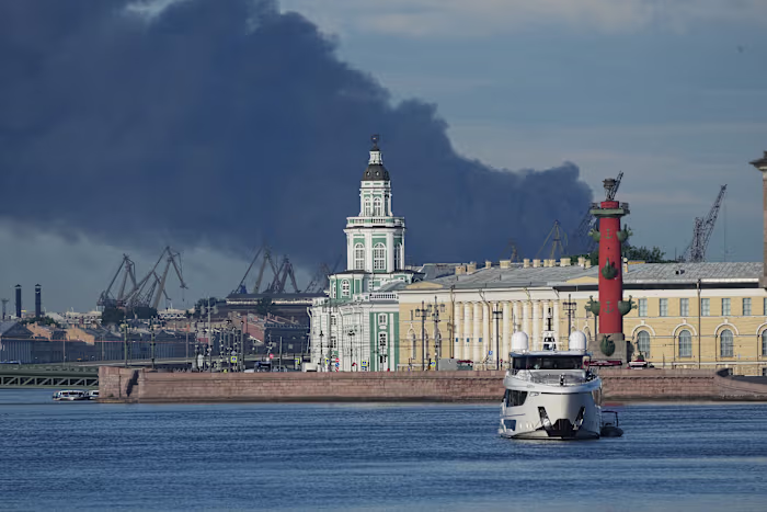 Oekraïne richt zich opnieuw op Sint-Petersburg nadat Poetin het aanbod van Zelenskiy voor directe gesprekken heeft afgewezen