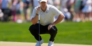 Rory McIlroy stormt de PGA Championship-strijd binnen met een 66 bij Aronimink