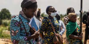 Rouwenden begraven een zes maanden oud ebola-slachtoffer na de derde dood in een weeshuis in Congo