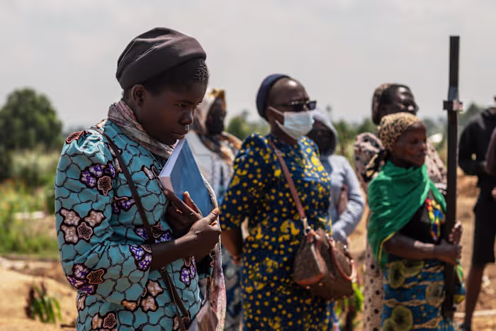 Rouwenden begraven een zes maanden oud ebola-slachtoffer na de derde dood in een weeshuis in Congo